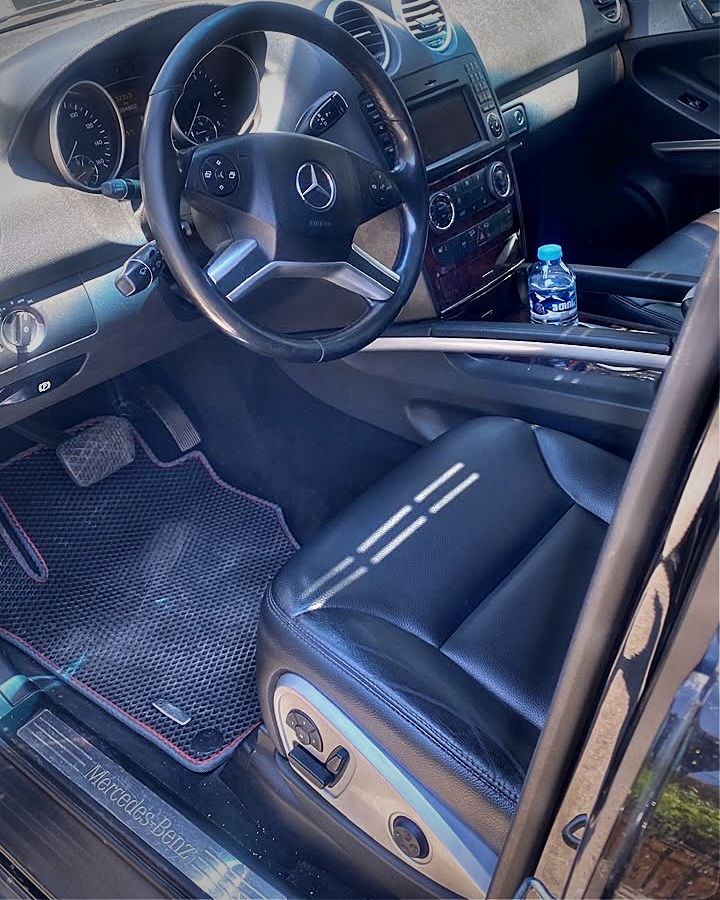 Front seats and dashboard of the Mercedes-Benz ML 350